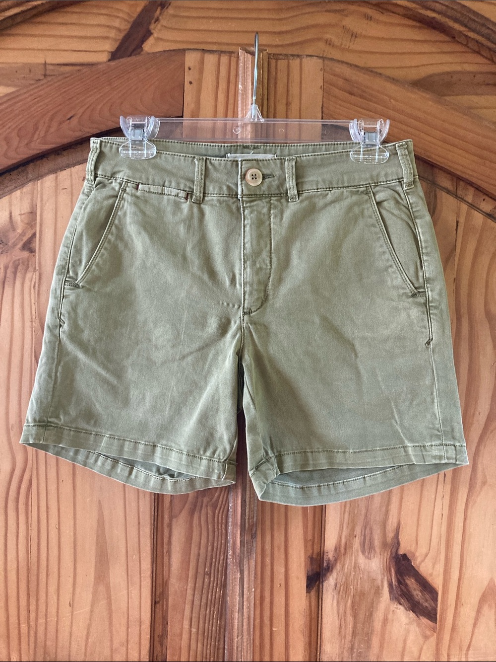 Women Anthropologie green flat front chino shorts size 27